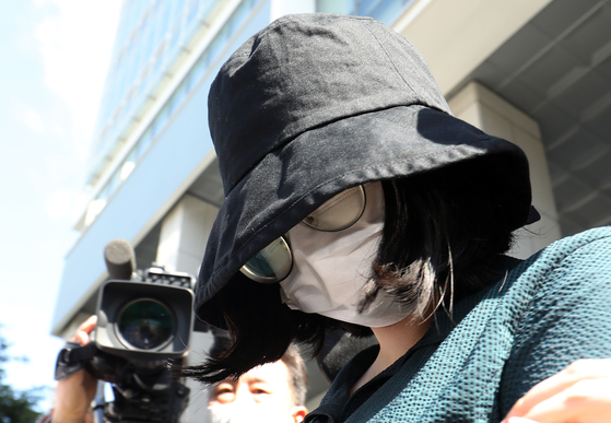 Busan murder suspect Jung Yoo-jung is turned over to the prosecution on Friday, a day after her identity was revealed by investigative authorities. [NEWS1]