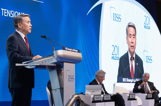 Korean Defense Minister Lee Jong-sup speaks at the 20th Shangri-La Dialogue in Singapore on Saturday. [DEFENSE MINISTRY]