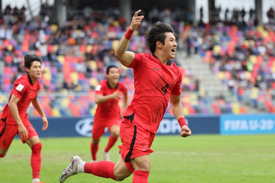 Korea's Choi Seok-hyun, center, celebrates after scoring against Nigeria in the 95th minute of a FIFA U-20 World Cup quarterfinal match against Nigeria at Estadio Unico Madre de Ciudades in Santiago del Estero, Argentina on Sunday.  [YONHAP]