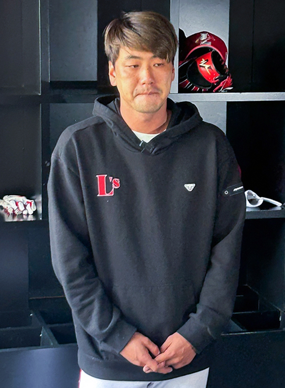 Kim Kwang-hyun apologizes during a press conference at Incheon SSG Landers Field in Incheon on June 1. [NEWS1]