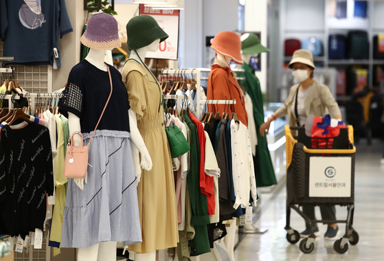 Clothes are displayed at a discount store in Seoul on Wednesday. Prices of clothes and shoes in May rose 8 percent on year to log the highest rate of increase in 31 years, according to Statistics Korea. [NEWS1]