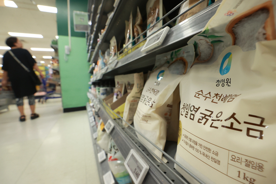 The price of bay salt, or salt produced from a process of naturally drying sea water, skyrocketed 26.8 percent compared to the price in the first week of April due to frequent rainfall. The photo above shows bay salt products displayed at a mart in Seoul on Wednesday. [YONHAP]