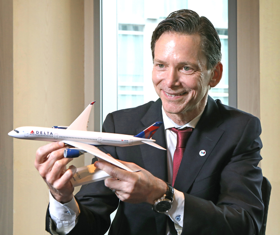 Delta Executive Vice President – External Affairs Peter Carter speaks during an interview with the Korea JoongAng Daily at Four Seasons Hotel Seoul on Thursday. [PARK SANG-MOON]