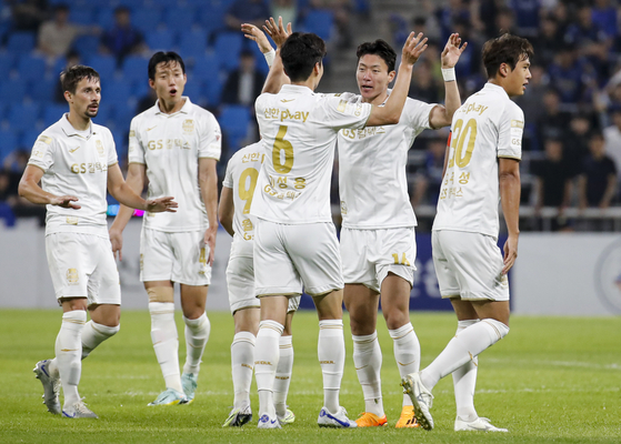 FC Seoul players celebrate after Hwang Ui-jo's goal against Incheon United at Incheon Football Stadium in Incheon on Wednesday. [NEWS1] 