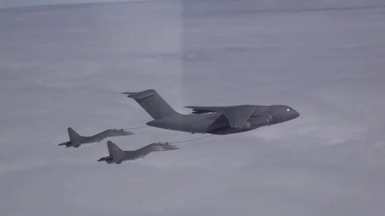 Chinese military aircraft take part in an air drill on Nov. 30, 2022, when two Russian and six Chinese warplanes entered Korea’s air defense identification zone during a joint exercise. [JOONGANG PHOTO]