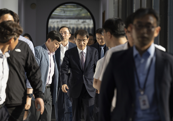 Supreme Court Justice and head of the National Election Commission Rho Tae-ak walks out of the NEC's commissioners meeting held at the agency headquarters in Gwacheon, Gyeonggi, Friday. [YONHAP]