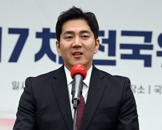 People Power Party youth spokesperson Kim Ga-ram, who won a seat on the party's supreme council on Friday, delivers his acceptance speech at the National Assembly in the afternoon. [JOINT PRESS CORPS]