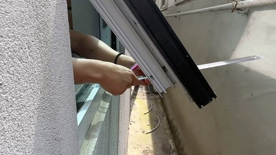 Some 10 Vietnamese nationals apprehended for gambling escaped through a window in a conference room at a police station in Gwangju on Sunday. [YONHAP] 