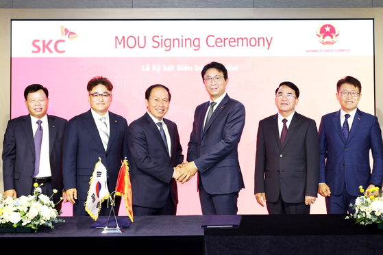 SKC CEO Park Won-cheol, third from right, and officials from the Hai Phong city government, take a photo after signing an agreement on Monday in central Seoul. [SKC]