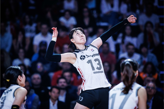 Korea's Park Jeong-ah attacks during a Volleyball Nations League game against Turkey at Antalya Sports Hall in Antalya, Turkey on May 31. [FIVB]