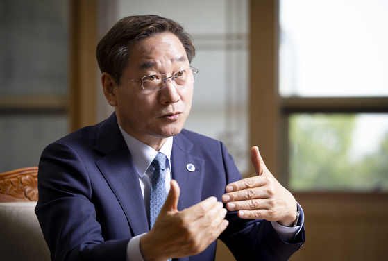 Incheon mayor Yoo Jeong-bok speaks on transforming Incheon into an international city through the New Hong Kong project, which maximizes its infrastructure from airports to free economic zone. [CHOI YOUNG-JAE]