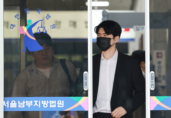 Kim Seung-jun walks out of the Seoul Southern District Court in Yangcheon District, western Seoul on Wednesday. [YONHAP]