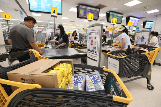 Customers shop at a discount store in Seoul on May 23. [NEWS1] 