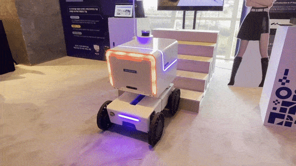 Mobinn's delivery robot with lightweight rubber wheels freely navigates stairs. [SARAH CHEA]