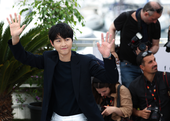 Actor Song Joong-ki waves to photographers as he attends the Cannes Film Festival in Cannes, France on May 25. [NEWS1]