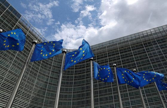 European Union flags outside the European Commission headquarters in Brussels, Belgium [REUTERS/YONHAP]
