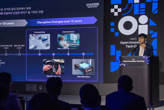 Hwang Yun-seong, head of the Open Innovation Investment team at Hyundai Motor Group, explains the company's startup fostering program during a press event in western Seoul on Thursday. [HYUNDAI MOTOR]
