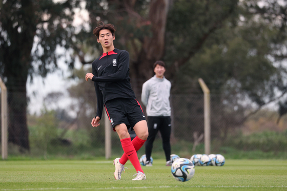 Kim Ji-soo trains with the U-20 Korean national team at Estancia Chica training complex in La Plata, Argentina on Saturday. [YONHAP] 