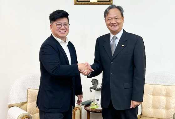CJ Logistics' head of its global unit, Byoung Kang, left, and Eric Hsieh, President of Evergreen Marine, pose for a photo after the signing ceremony of the MOU at Evergreen's headquarters in Taoyuan City, Taiwan. [CJ LOGISTICS]
