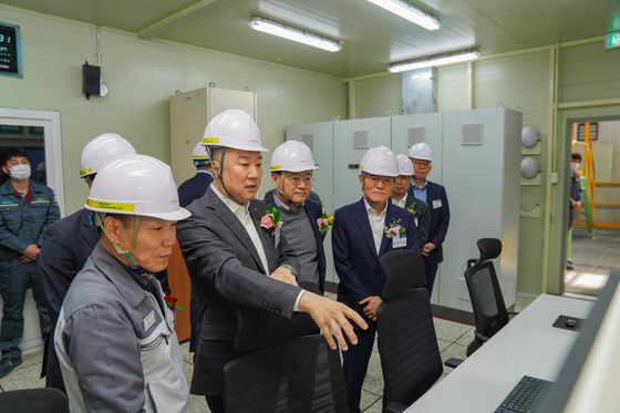LS Chairman Koo Ja-eun, second from left, inspects a nickel sulfate factory in Asan, South Chungcheong, on March 27. [YONHAP] 