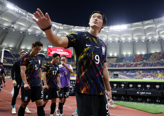 Cho Gue-sung waves to fans after Korea's 1-0 loss to Peru in a friendly at Busan Asiad Stadium in Busan on Friday.  [NEWS1]