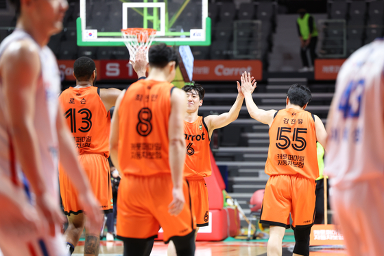 The Goyang Day One Jumpers, then the Goyang Carrot Jumpers, celebrate during a KBL game against Daegu Kogas Pegasus at Goyang Gymnasium in Goyang, Gyeonggi on Jan. 9. [YONHAP] 