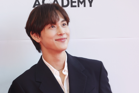 Actor Yim Si-wan attends the 2022 Asia Contents Awards red carpet event at the Busan Cinema Center in Haeundae District, eastern Busan on Oct. 8, 2022. [YONHAP]