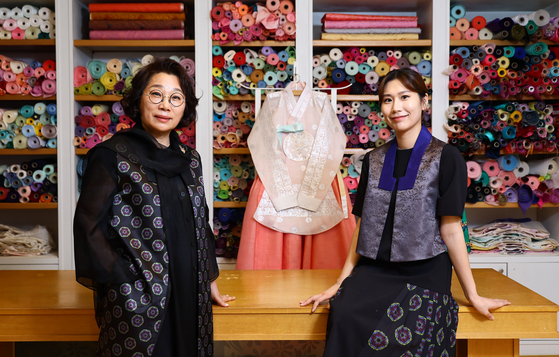 The hanbok stage outfits that Blackpink wore during Coachella were created in collaboration by hanbok brand Kumdanje’s founder and CEO Lee Il-soon, 61, left, and her daughter Chang Ha-eun, 27, who is the CEO of the pattern design brand OUWR. [JOONGANG ILBO]