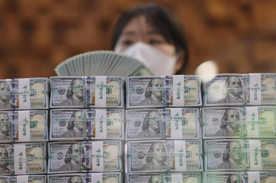 An employee sorts out dollars at Hana Bank’s Counterfeit Notes Response Center in central Seoul on June 5. [YONHAP]