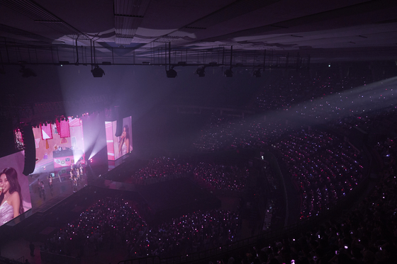 (G)I-DLE performs during its second world tour, ″I am FREE-TY″ on Saturday at Jamsil Gymnasium in Songpa District, southern Seoul. [CUBE ENTERTAINMENT]       