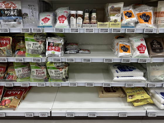 The salt section remains empty on a shelf in a Nonghyup Hanaro Mart in Mapo District, western Seoul, on Monday. [SEO JI-EUN]