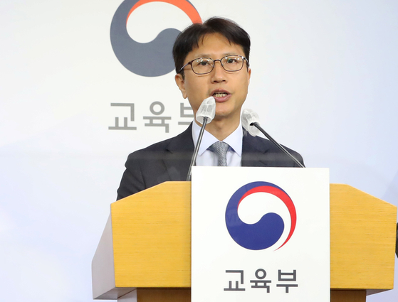 Korea Institute of Curriculum and Evaluation's President Lee Gue-min speaks at a press conference at the Education Ministry on March 28. [NEWS1] 