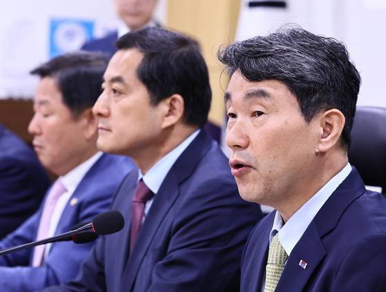 Education Minister Lee Ju-ho speaks at a National Assembly meeting in western Seoul on Monday. [KIM HYUN-DONG] 