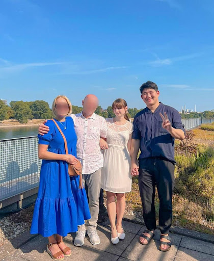 Linder with her parents and boyfriend [LINDER]
