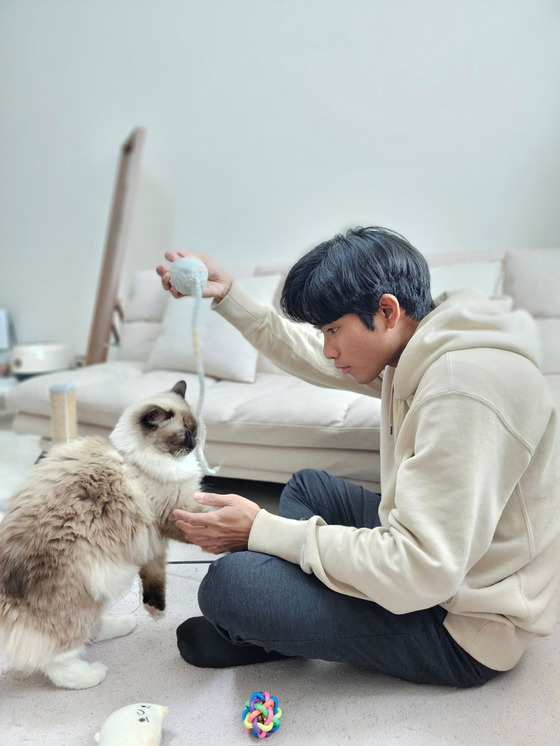 Elby Novanda with his cat Hana [ELBY NOVANDA]