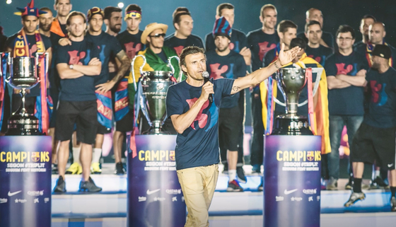 Luis Enrique celebrates winning the treble with the FC Barcelona squad in the 2014-15 season. [ONE FOOTBALL]