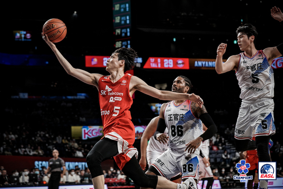 The Seoul SK Knights' Kim Sun-hyung, left, in action during the final of the East Asia Super League against Anyang KGC at Okinawa Arena in Okinawa, Japan on March 5. [EASL]