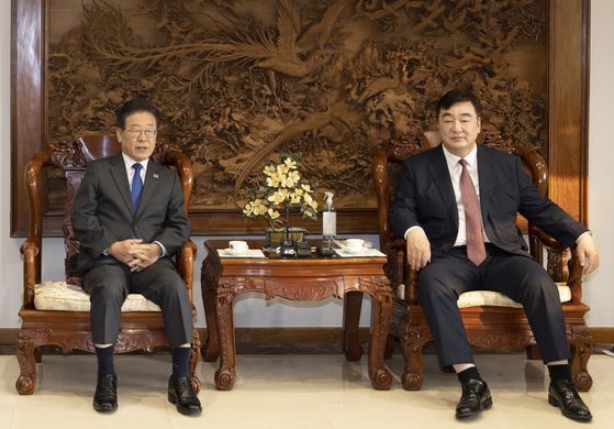 이재명 더불어민주당 대표가 8일 저녁 서울 성북구 중국대사관저에서 싱하이밍 주한중국대사를 예방해 인사말을 하고 있다. 230608