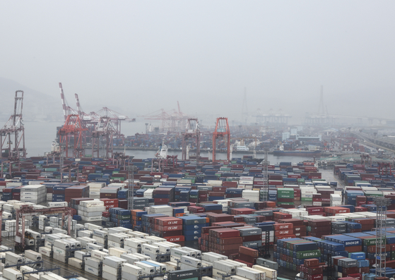 Fog shrouds over containers stacked at a port in Busan on June 1. [YONHAP]