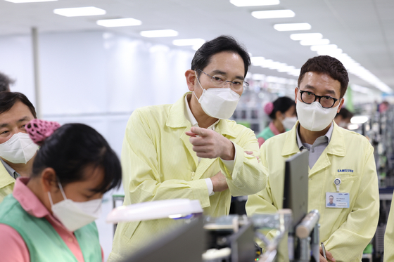 Samsung Electronics Executive Chairman Lee Jae-yong, left, inspects smartphone assembly line in Vietnam plant in Bac Ninh on Dec. 22, 2022. [NEWS1] 