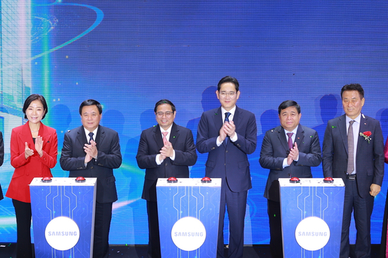Samsung Electronics Executive Chairman Lee Jae-yong, fourth from left, participates at the opening ceremony of Samsung's research and development center in Hanoi, Vietnam, on Dec. 23, 2022. [NEWS1] 