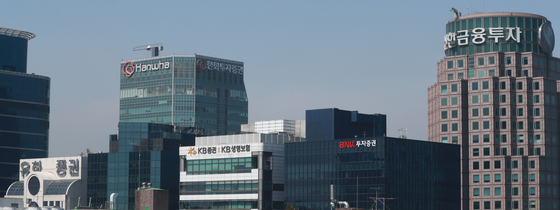 Offices of brokerage companies in Yeouido, western Seoul [YONHAP]