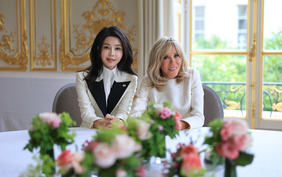 Korean first lady Kim Keon-hee, left, and French first lady Brigitte Macron pose for a commemorative photo at Élysée Palace in Paris on Tuesday. [JOINT PRESS CORPS]