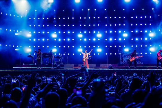 U.S. singer-songwriter Bruno Mars performs his hit tracks during the ″Hyundai Card Super Concert 27 Bruno Mars″ concert held on Saturday and Sunday at the Jamsil Olympic Main Stadium, southern Seoul. [HYUNDAI CARD]