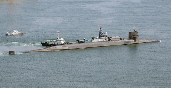 The Ohio-class USS Michigan in Busan on Thursday. The nuclear guided missile submarine docked in Busan last week and has been taking part in a special joint exercise with the Korean navy. [YONHAP]