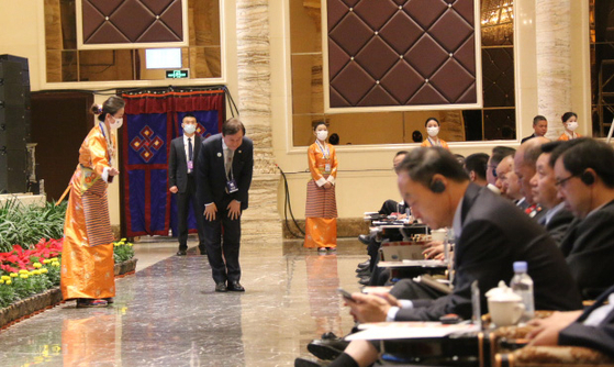 Democratic Party Rep. Do Jong-hwan takes a bow to Chinese officials and other attendees after walking off stage in making a speech at the China Xizang Tourism and Culture Expo on Saturday. Some seven DP representatives left for China as they were invited to the event by the Chinese government. [YONHAP]