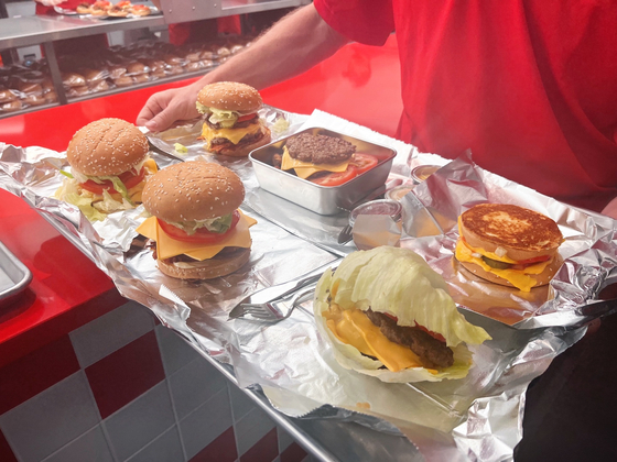 Five Guys allows up to 250,000 customized menus, including bunless or pattyless ones. [SOHN DONG-JOO]