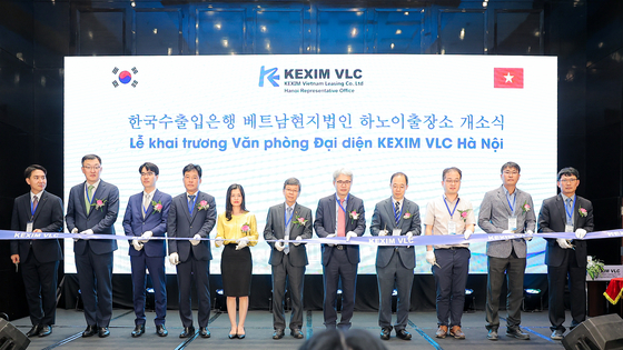  From fifth from left is State Bank of Vietnam Director General Hoang Huyen Cham, Nguyen Quoc Hung, director general at Vietnam’s prime minister's office, and Yoon Hee-sung, chairman of Korea Export-Import Bank of Korea (Korea Eximbank) at the opening ceremony of Korea Eximbank’s office in Hanoi on Wednesday. Korea Eximbank established Kexim Vietnam Leasing in Vietnam in 1996 to support the financing of Korean companies entering the Vietnamese market. [KOREA EXIMBANK]