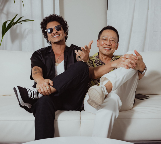 American singer-songwriter Bruno Mars and CEO of Hyundai Card, Ted Chung [SCREEN CAPTURE]
