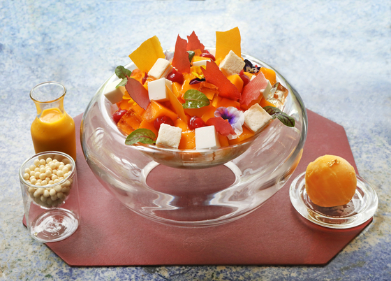 Apple mango bingsu (shaved ice with toppings) at Four Seasons Hotel Seoul in Jongno District, central Seoul [PARK SANG-MOON]